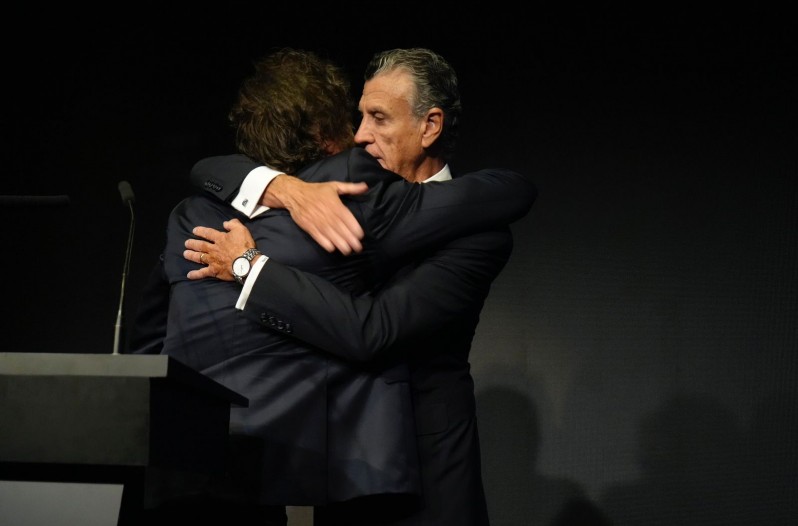 Milei abraza a Natalio Grinman después de que invitaron a irse a Cachanosky